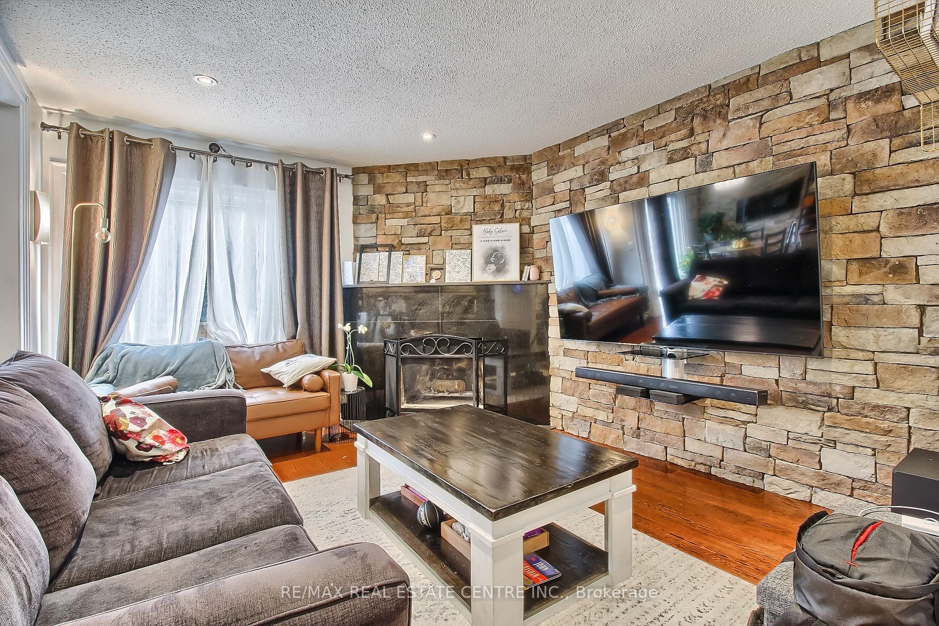 4484 Jenkins Cres