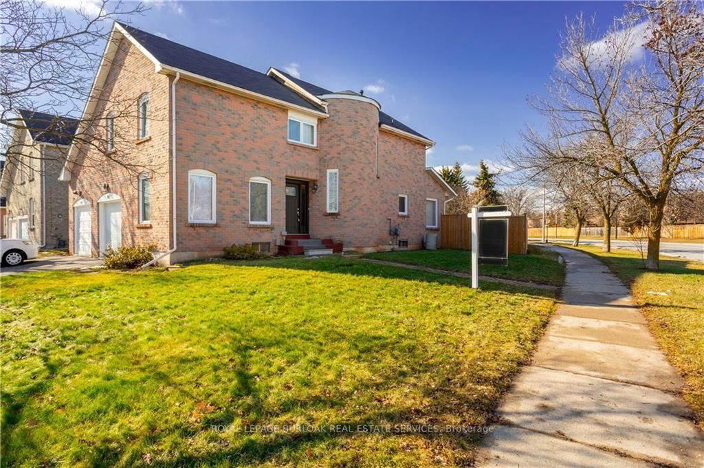 1011 Runnymead Cres