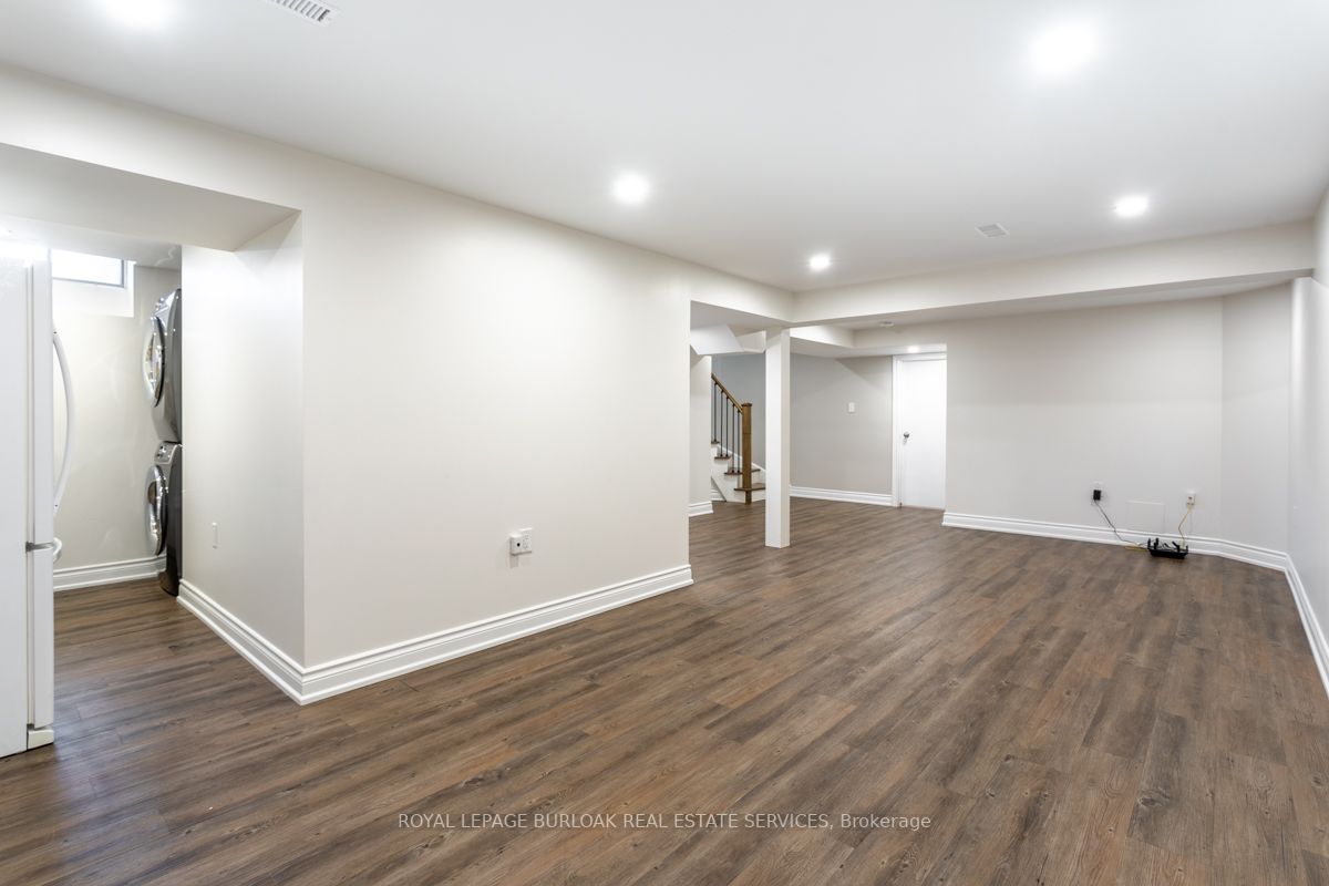1011 Runnymead Cres