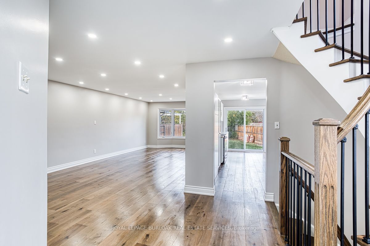 1011 Runnymead Cres