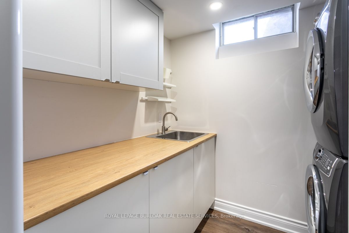 1011 Runnymead Cres