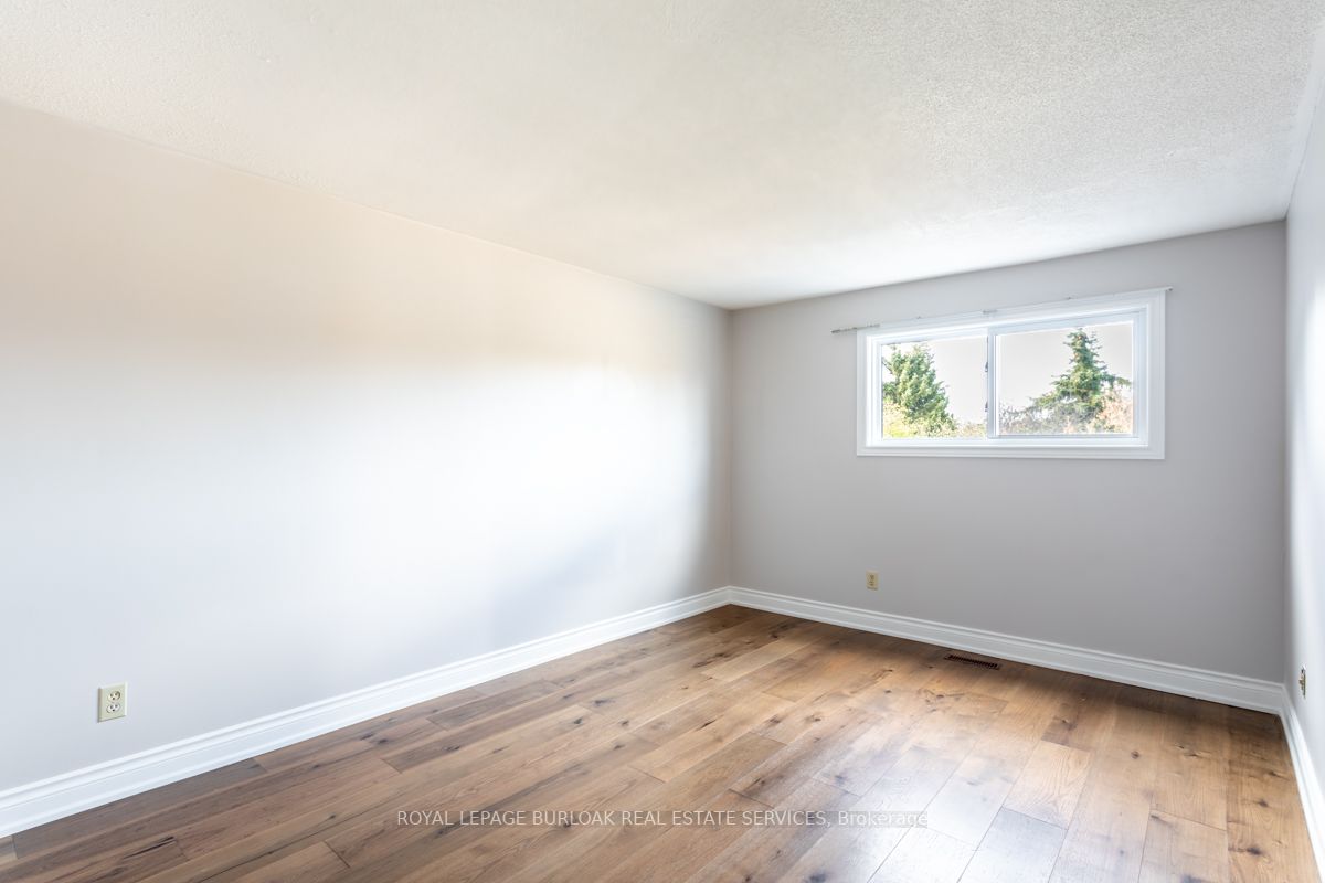 1011 Runnymead Cres