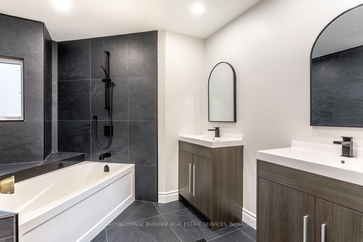 1011 Runnymead Cres