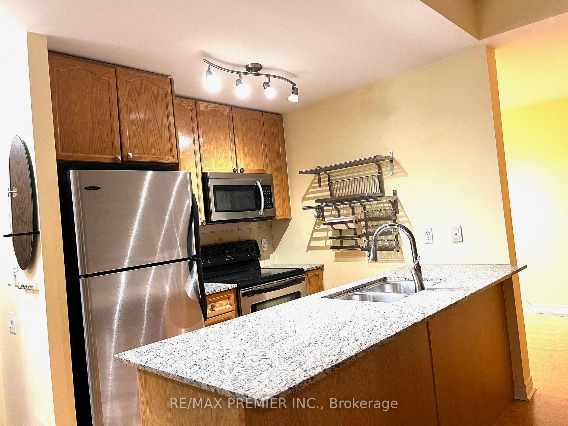 4196 Dundas St W, #206