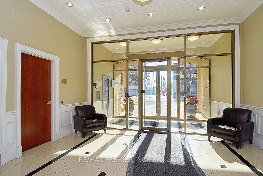 4196 Dundas St W, #206
