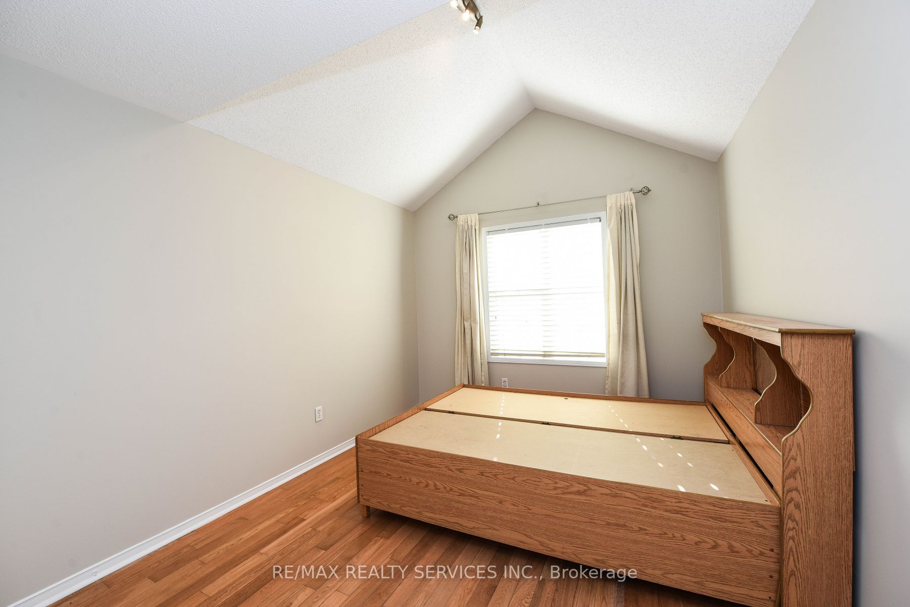33 Poplar Plains Rd