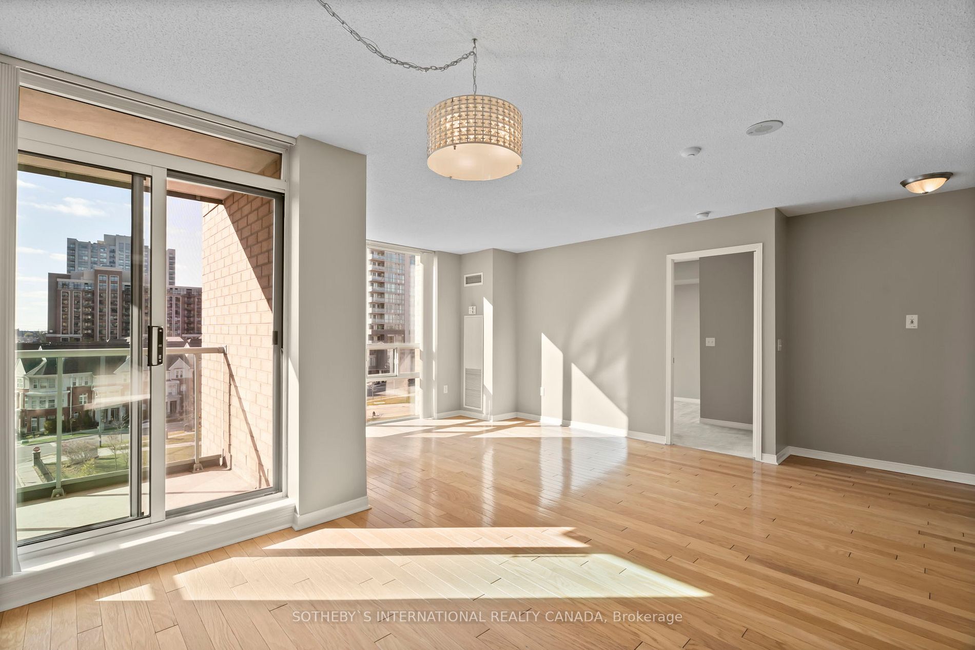 17 Michael Power Pl, #605