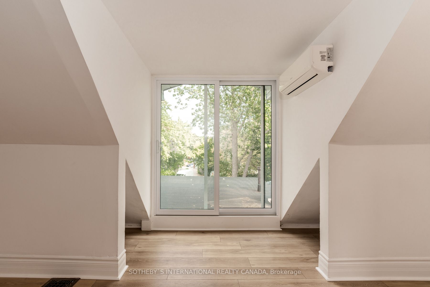 15 Indian Rd Cres, #Upper