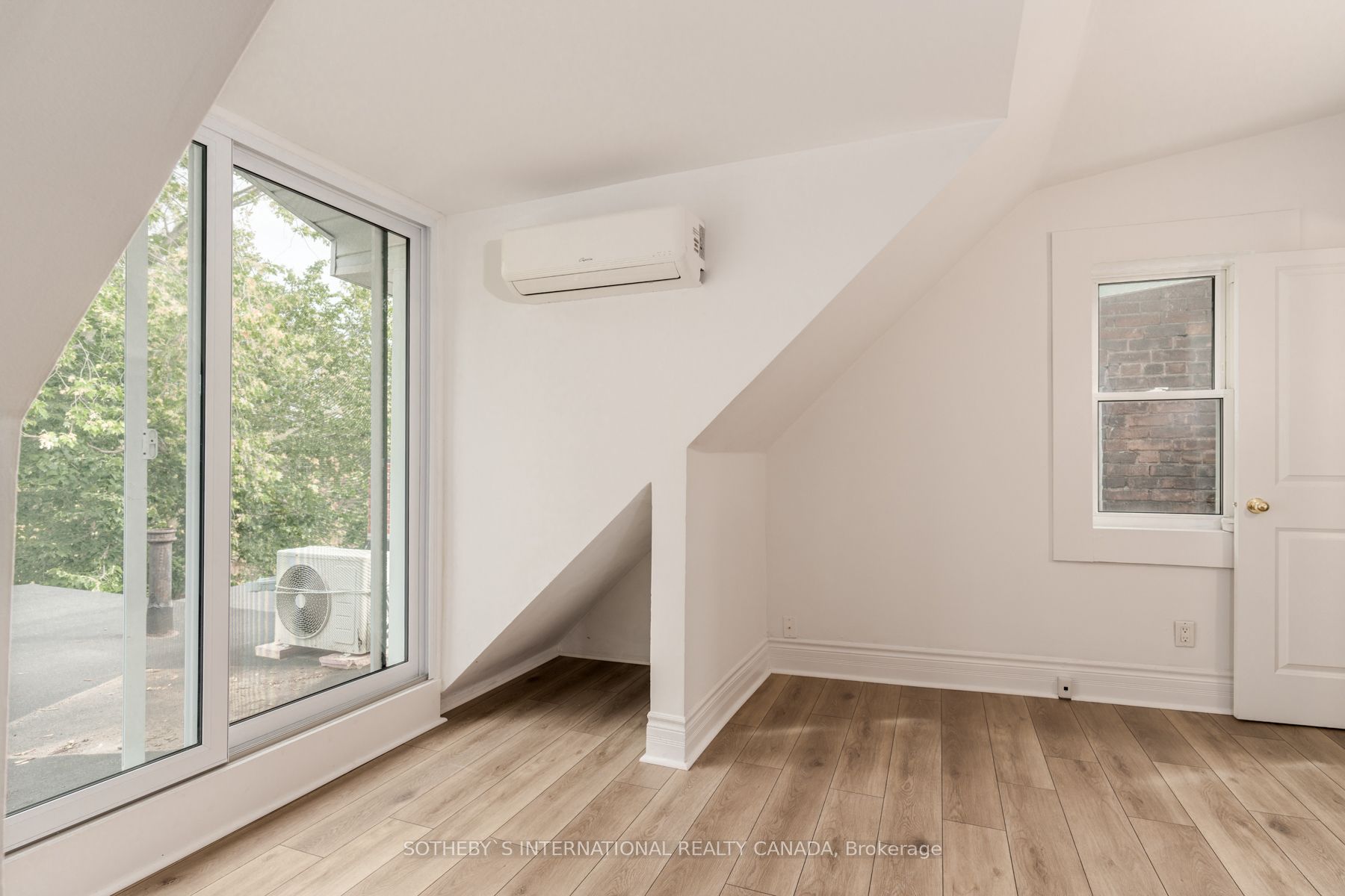 15 Indian Rd Cres, #Upper
