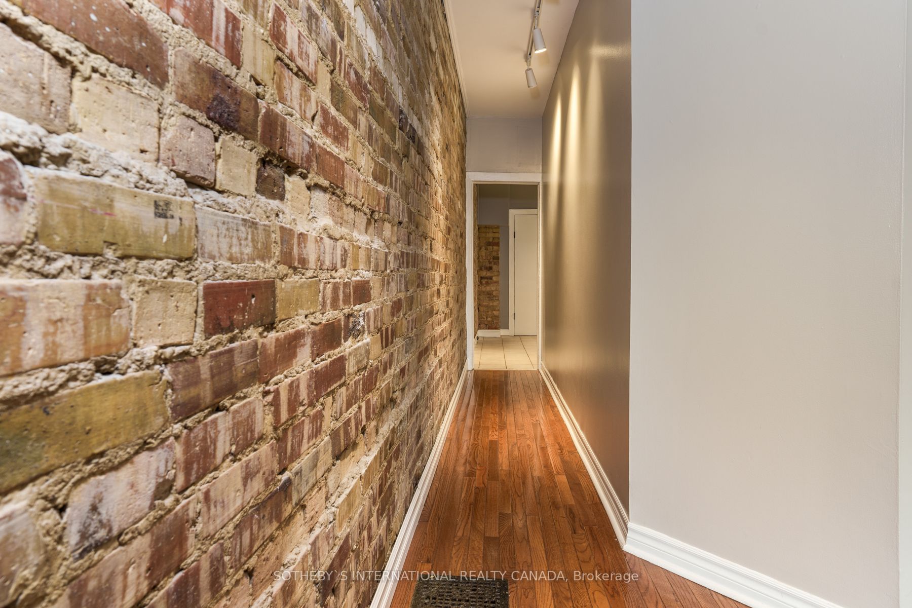 15 Indian Rd Cres, #Main