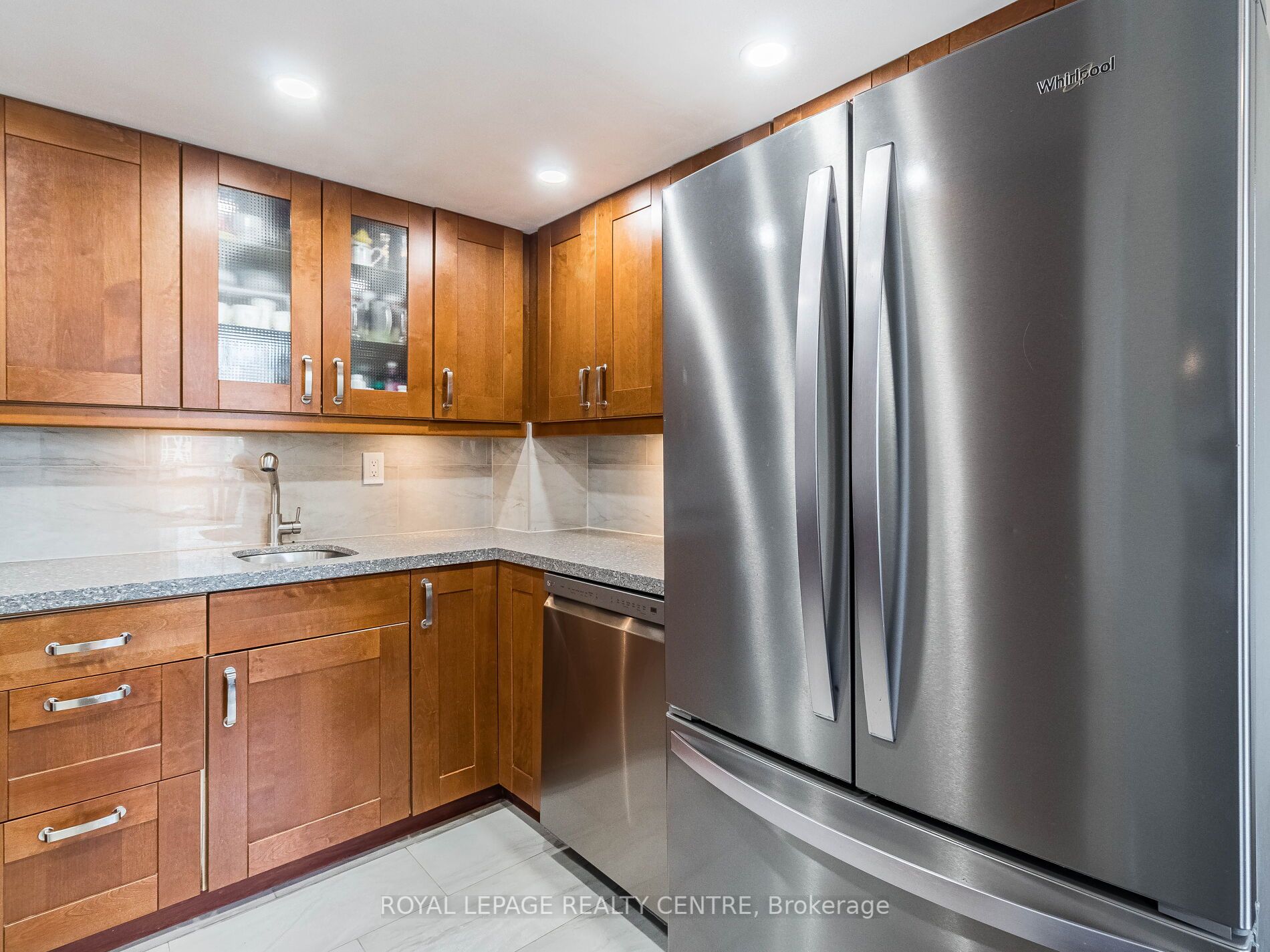 25 Fairview Rd W, #1011