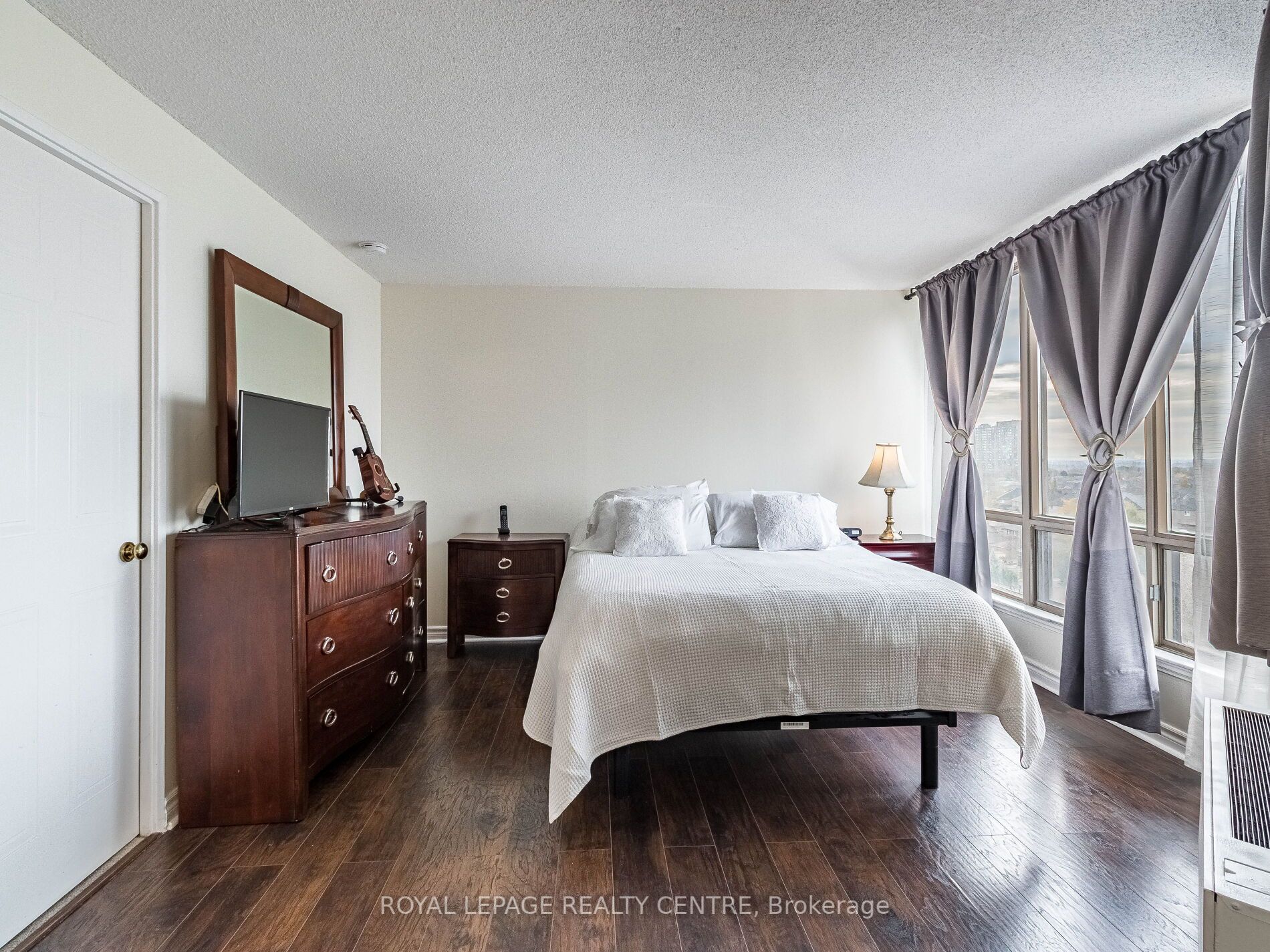 25 Fairview Rd W, #1011