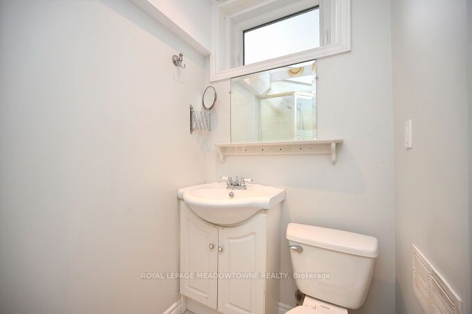 3668 The Credit Woodlands Rd