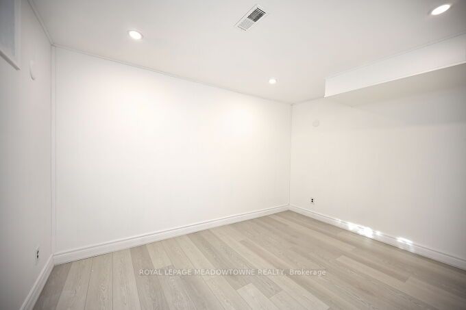 3668 The Credit Woodlands Rd