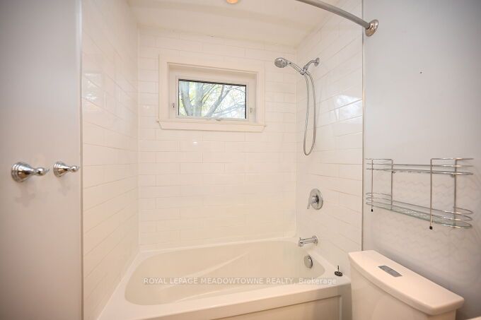 3668 The Credit Woodlands Rd