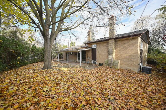 3668 The Credit Woodlands Rd