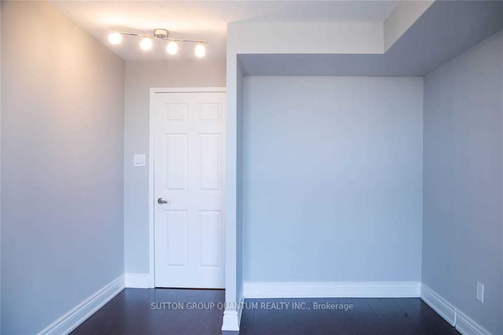 2091 Hurontario St, #1005