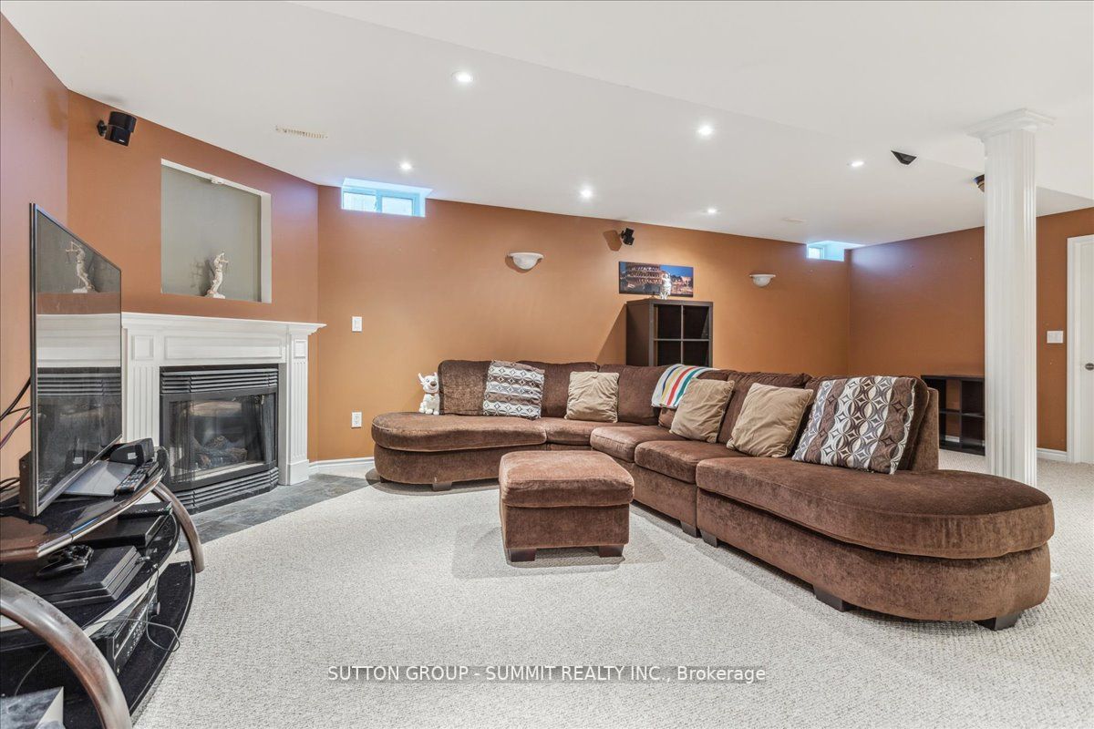 2153 Winding Way