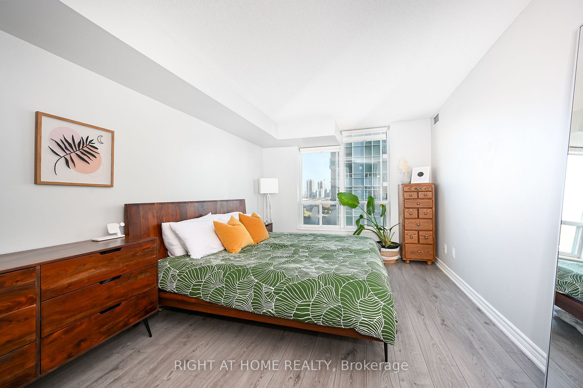 190 Manitoba St, #805