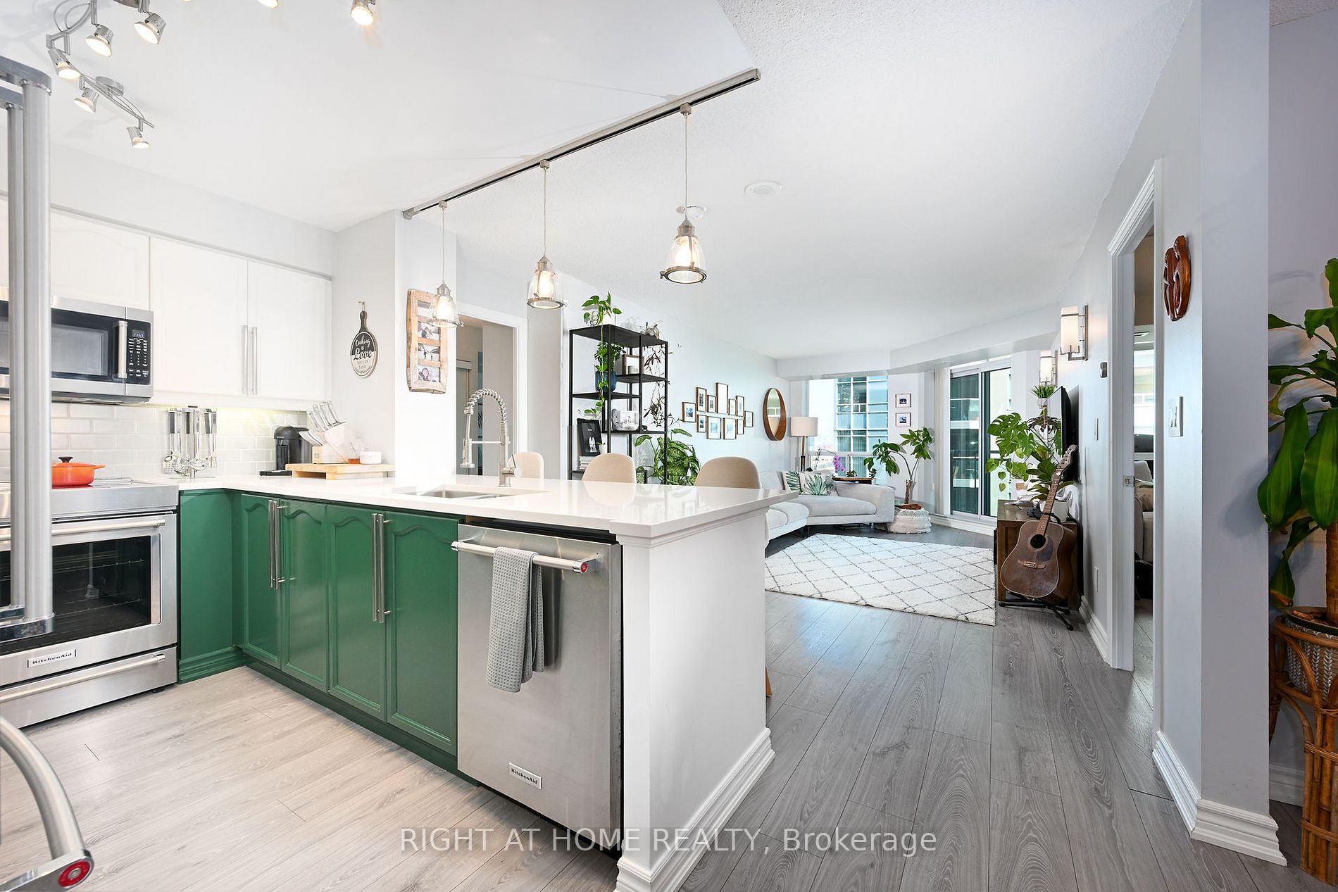 190 Manitoba St, #805