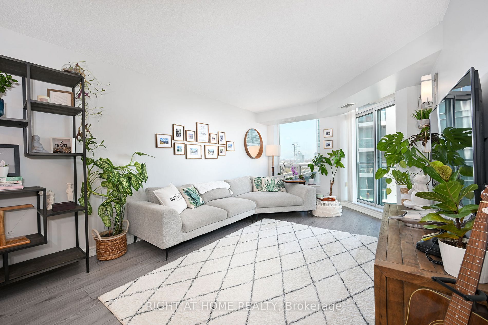 190 Manitoba St, #805
