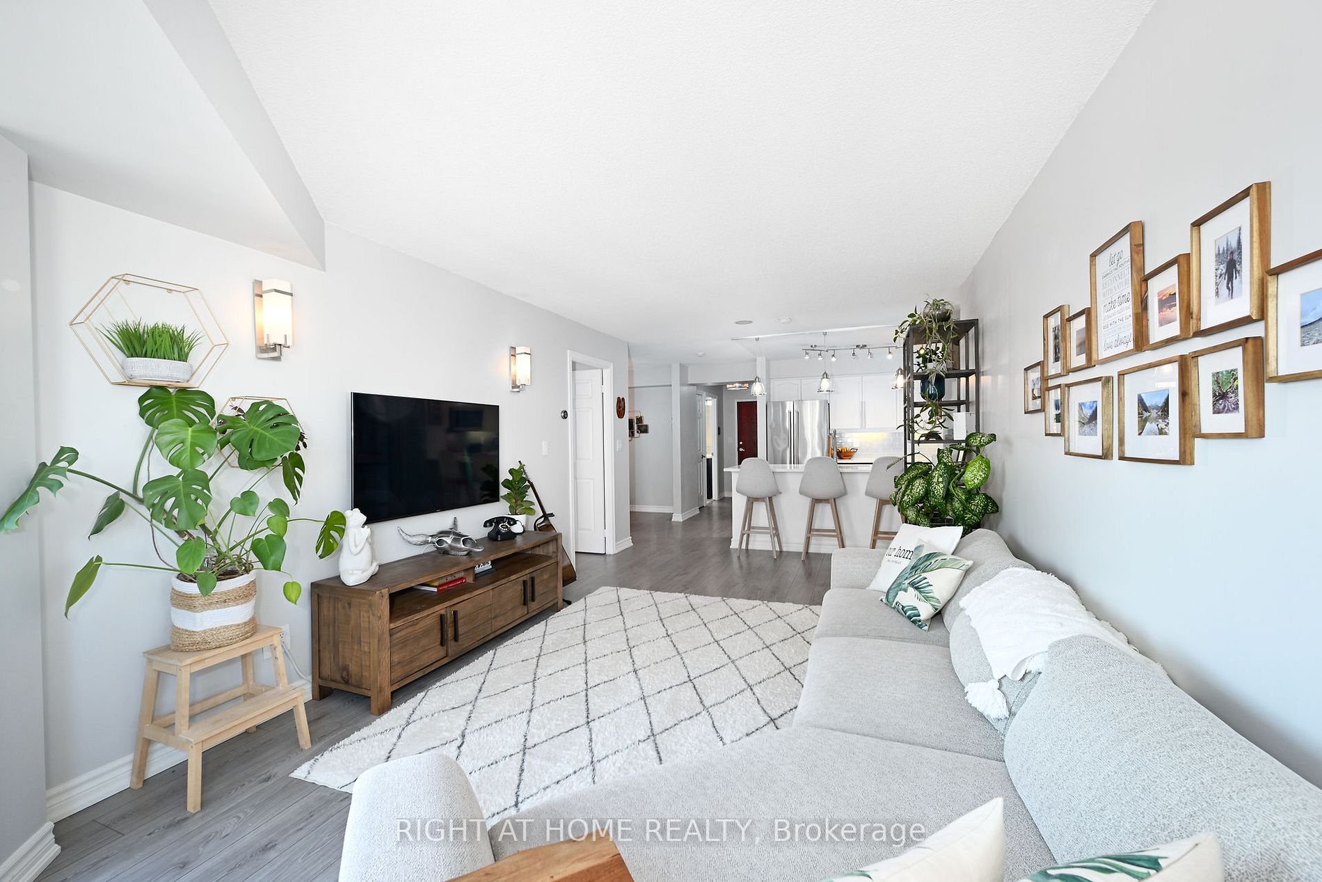 190 Manitoba St, #805
