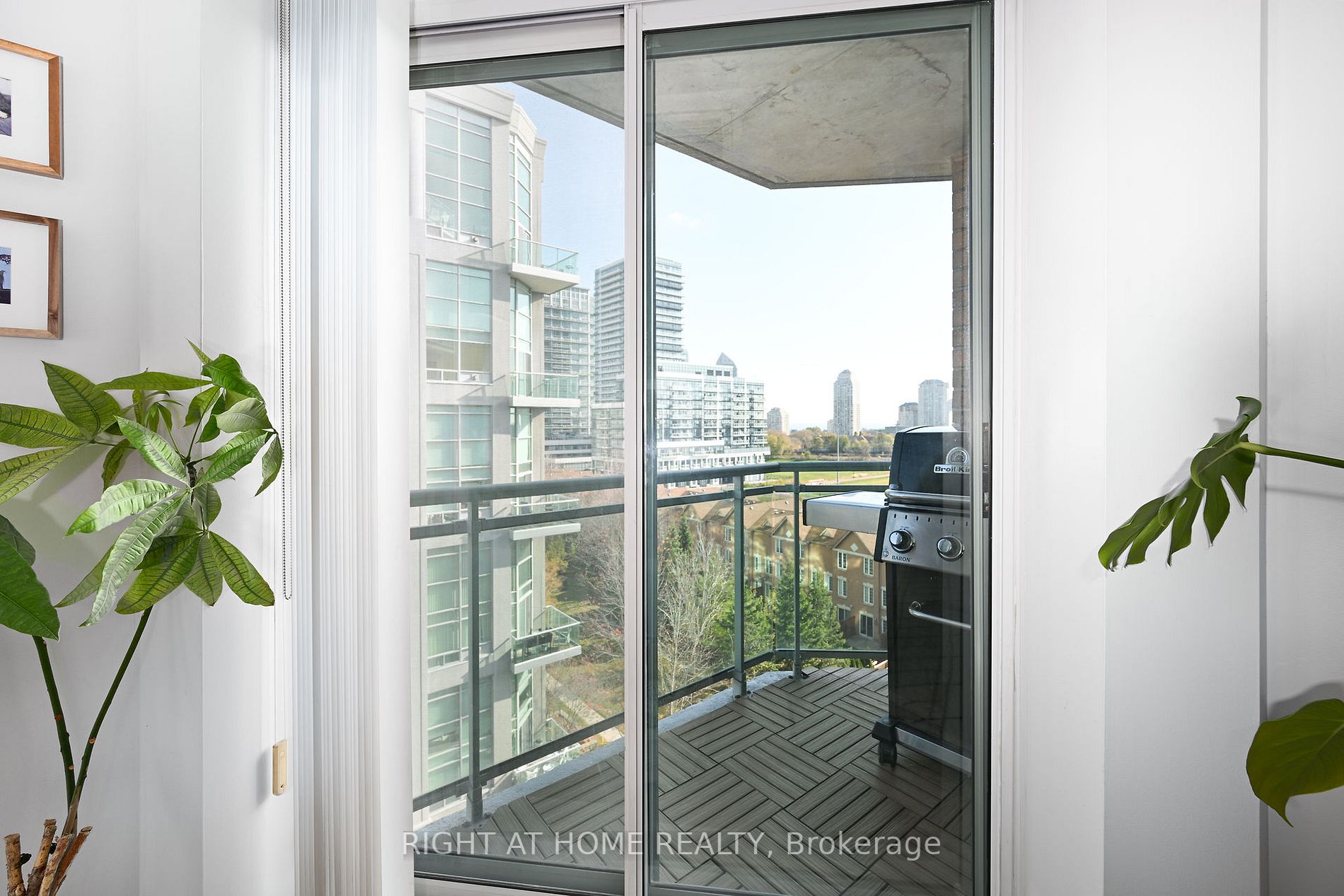 190 Manitoba St, #805