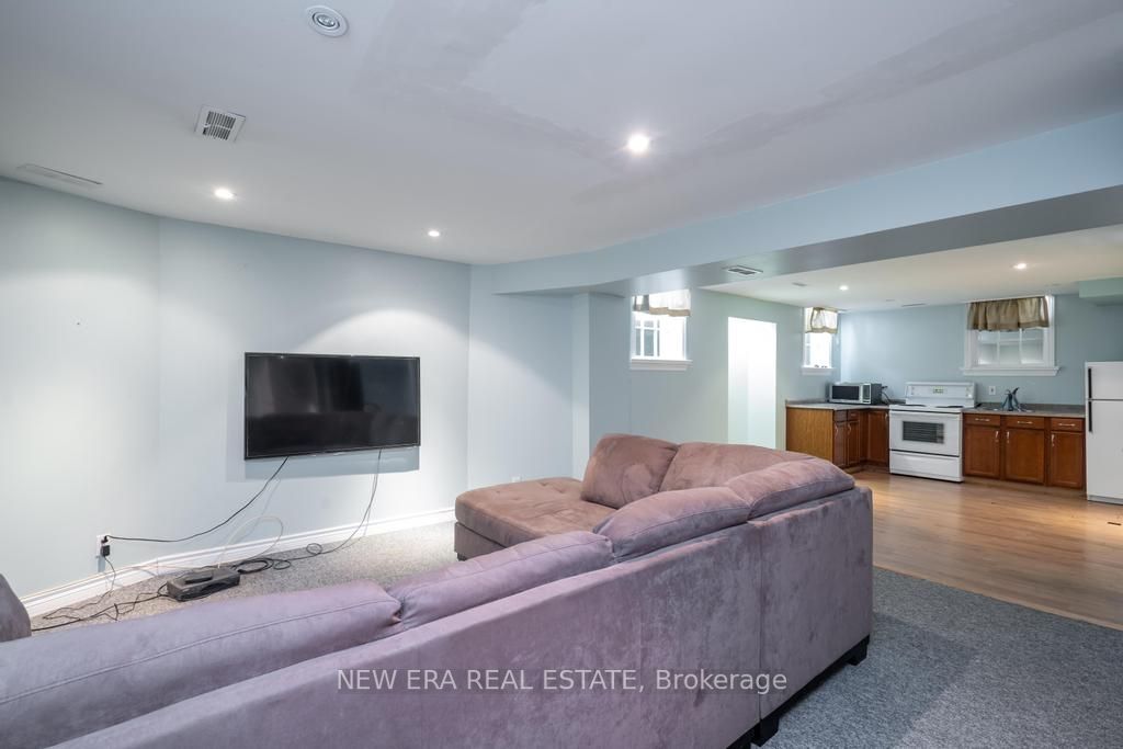 5015 Natkarni Cres