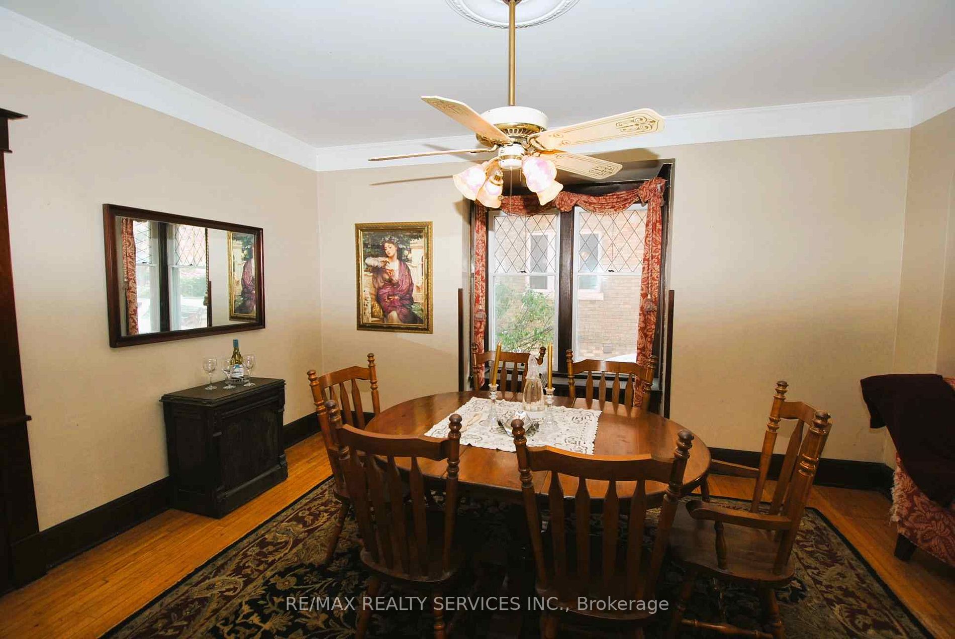 6 Elizabeth St S