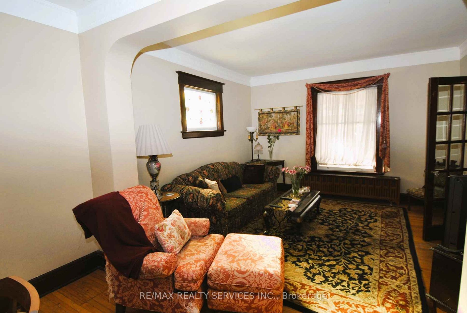 6 Elizabeth St S