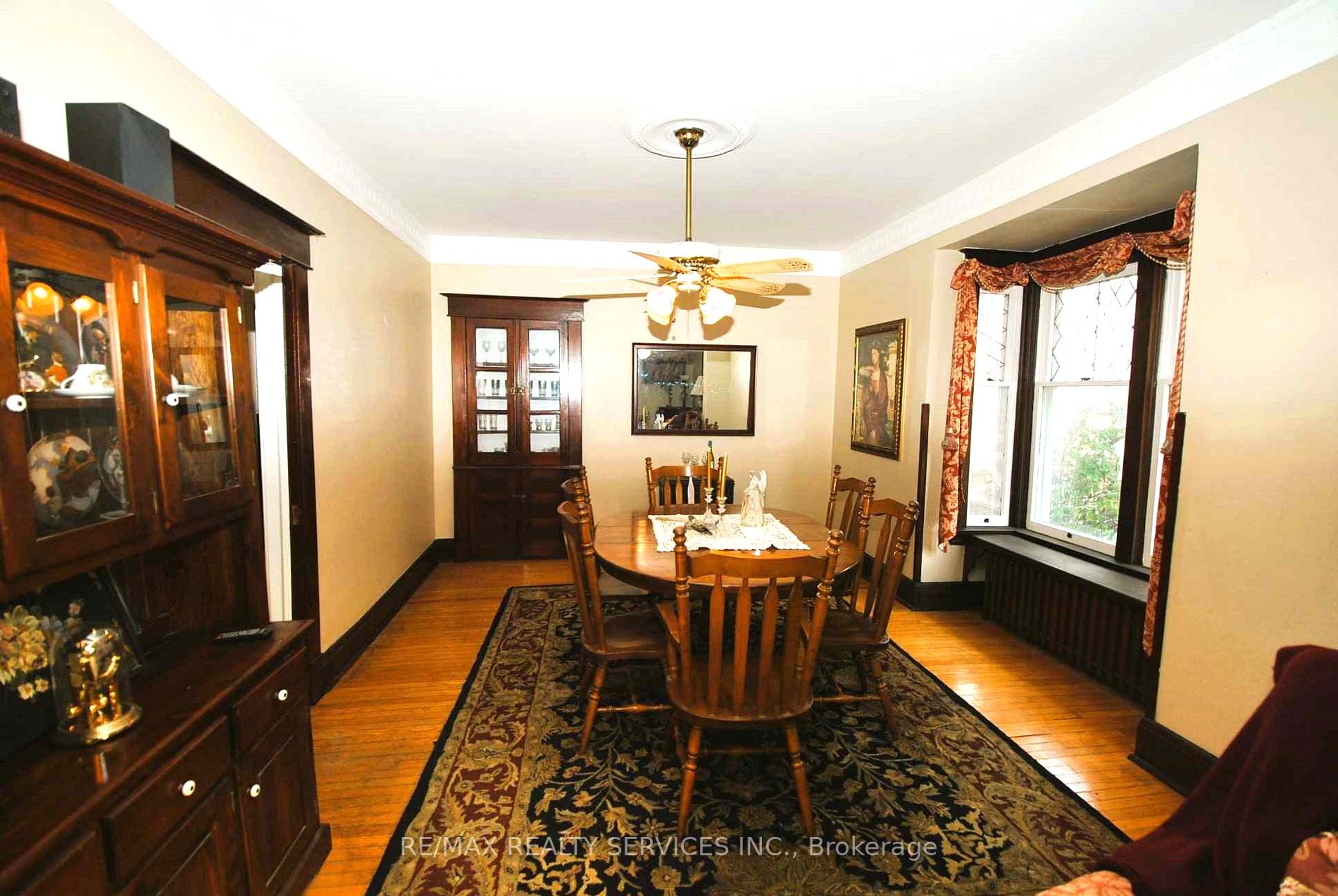 6 Elizabeth St S