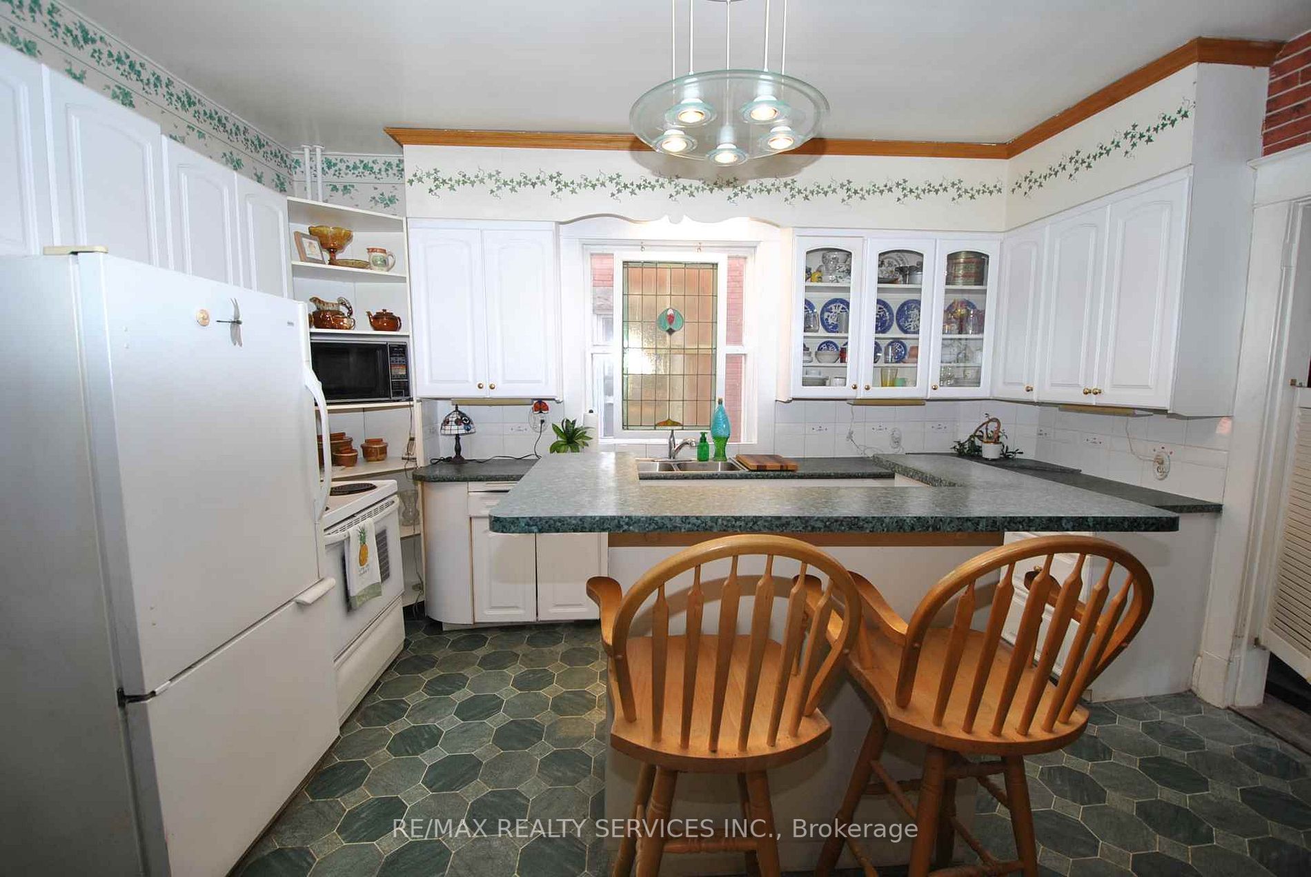 6 Elizabeth St S