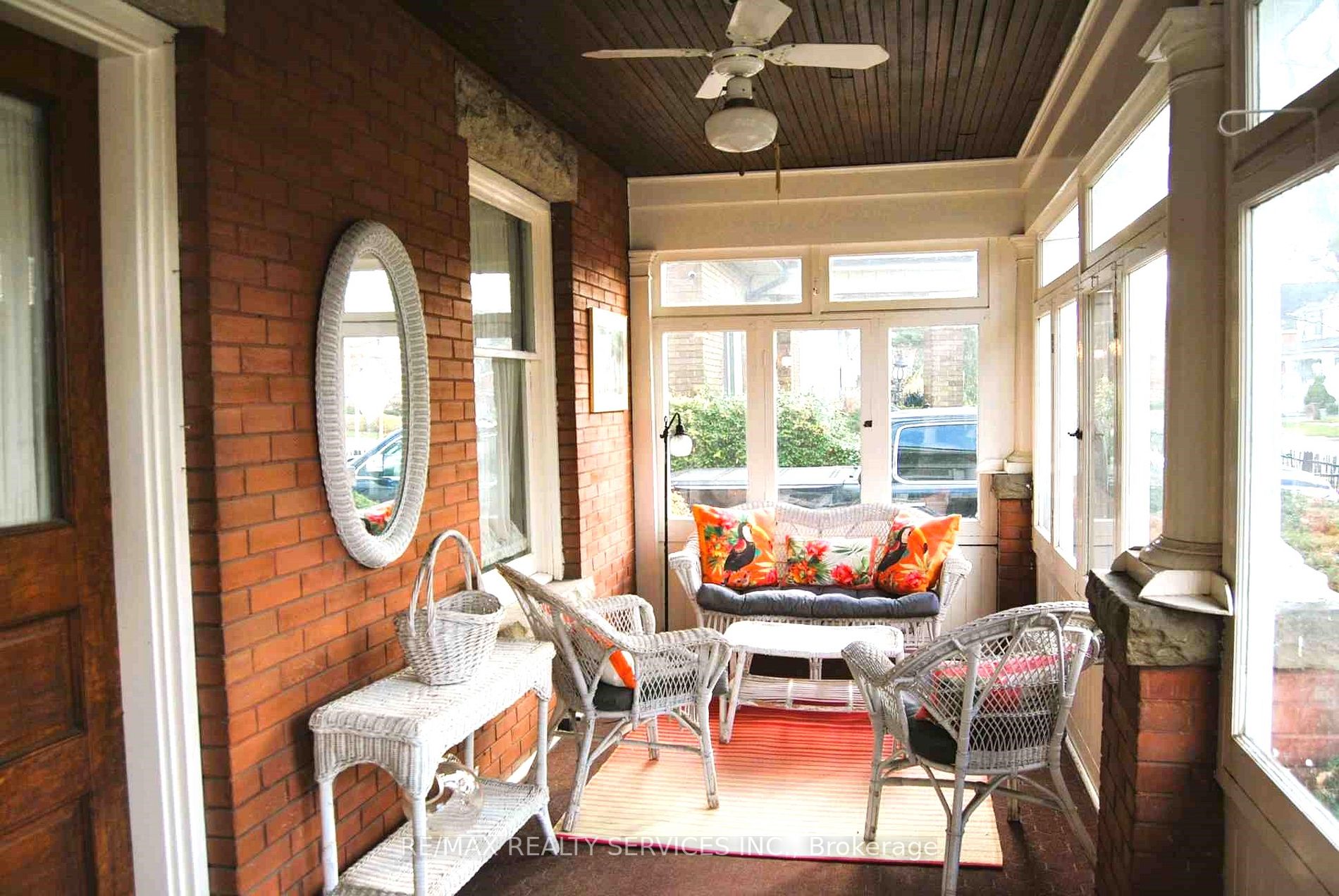 6 Elizabeth St S