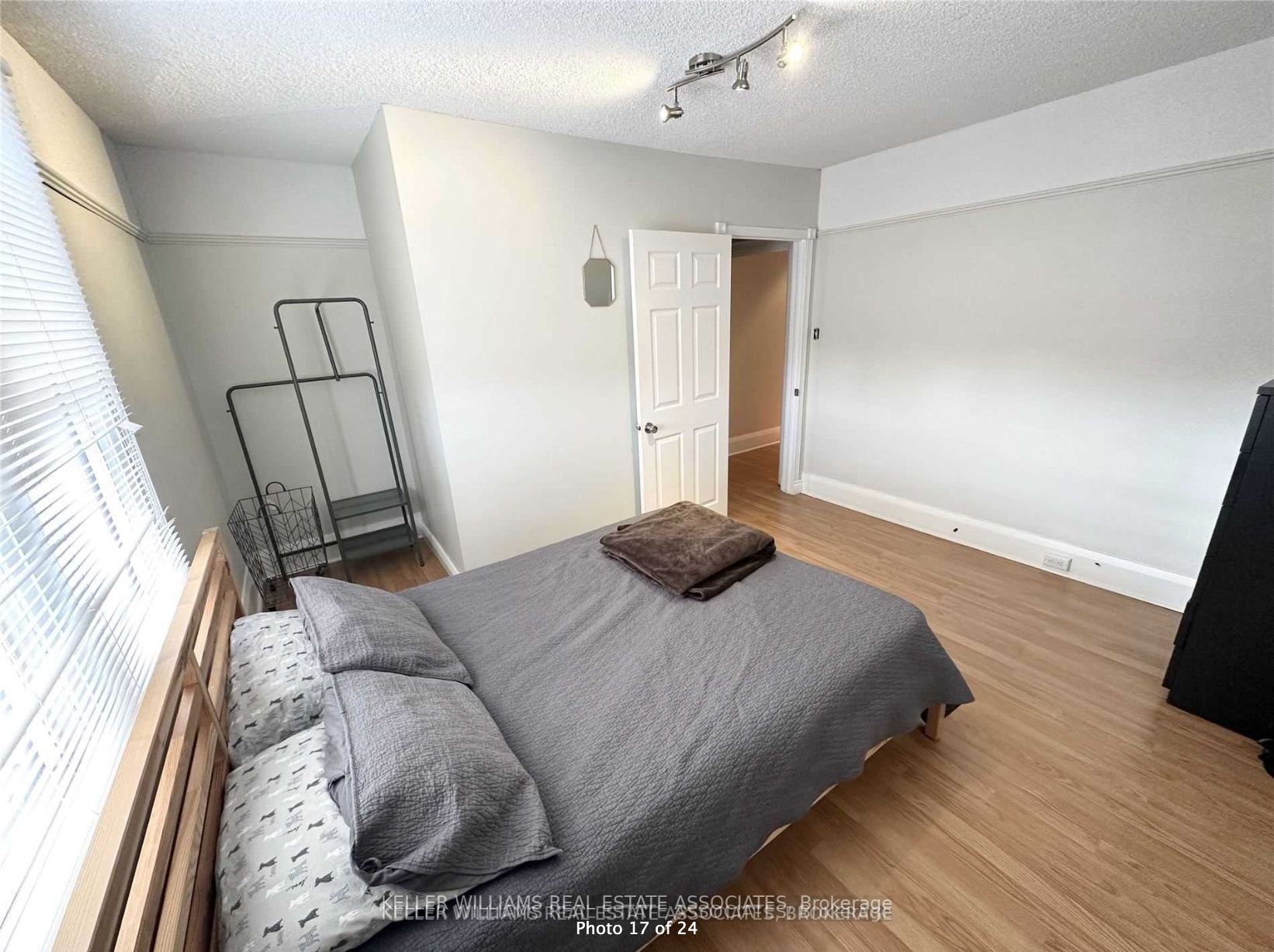 37 Dundas St W