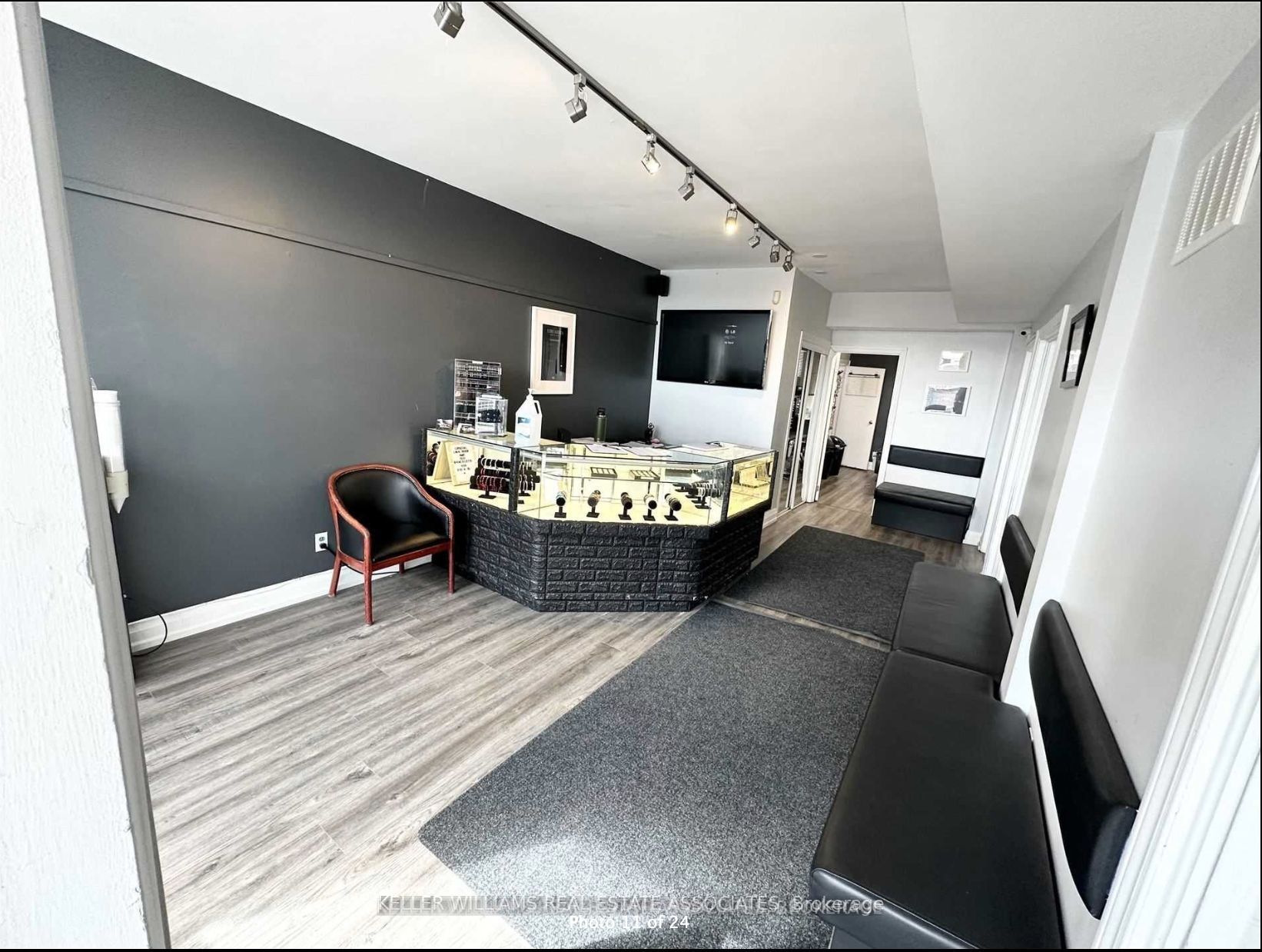 37 Dundas St W