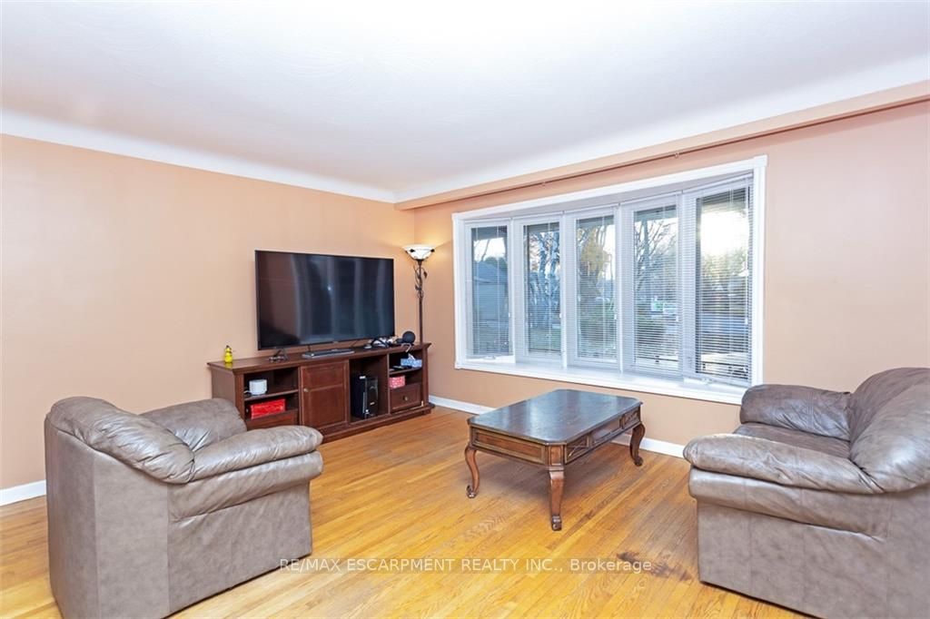 1044 Marley Cres