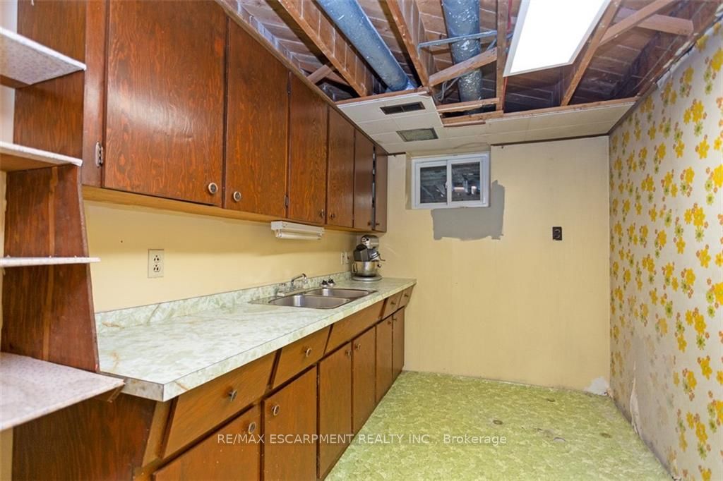 1044 Marley Cres