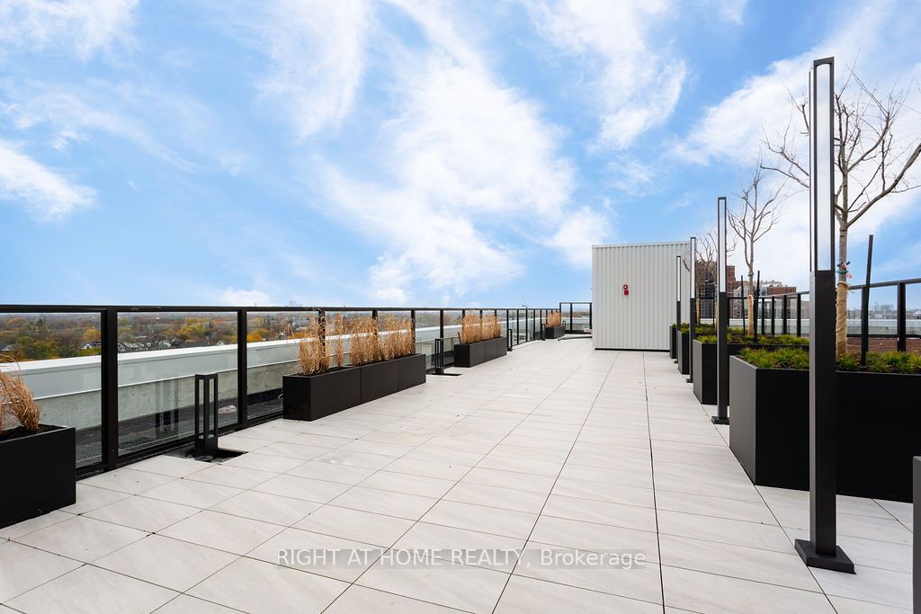2720 Dundas St W, #204