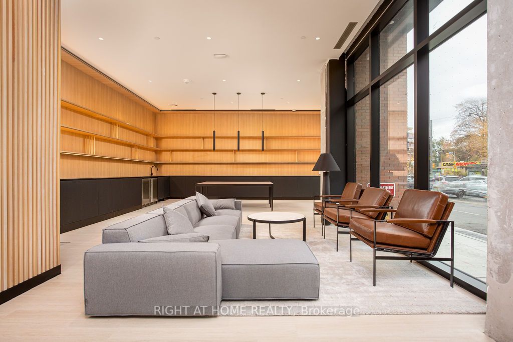 2720 Dundas St W, #204