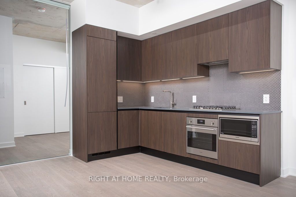 2720 Dundas St W, #204