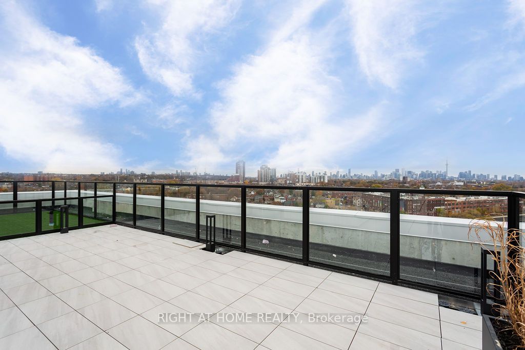 2720 Dundas St W, #204