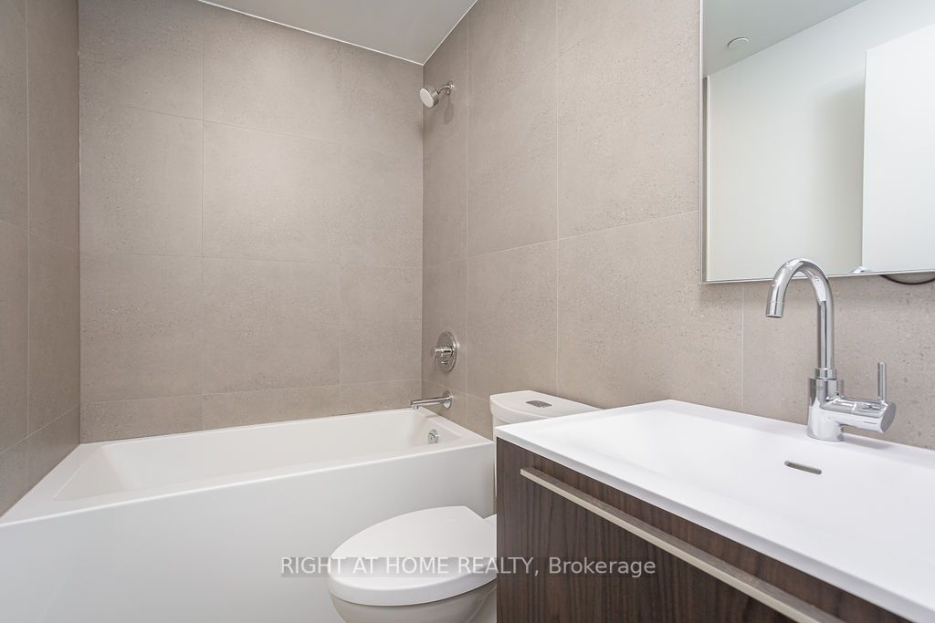 2720 Dundas St W, #204