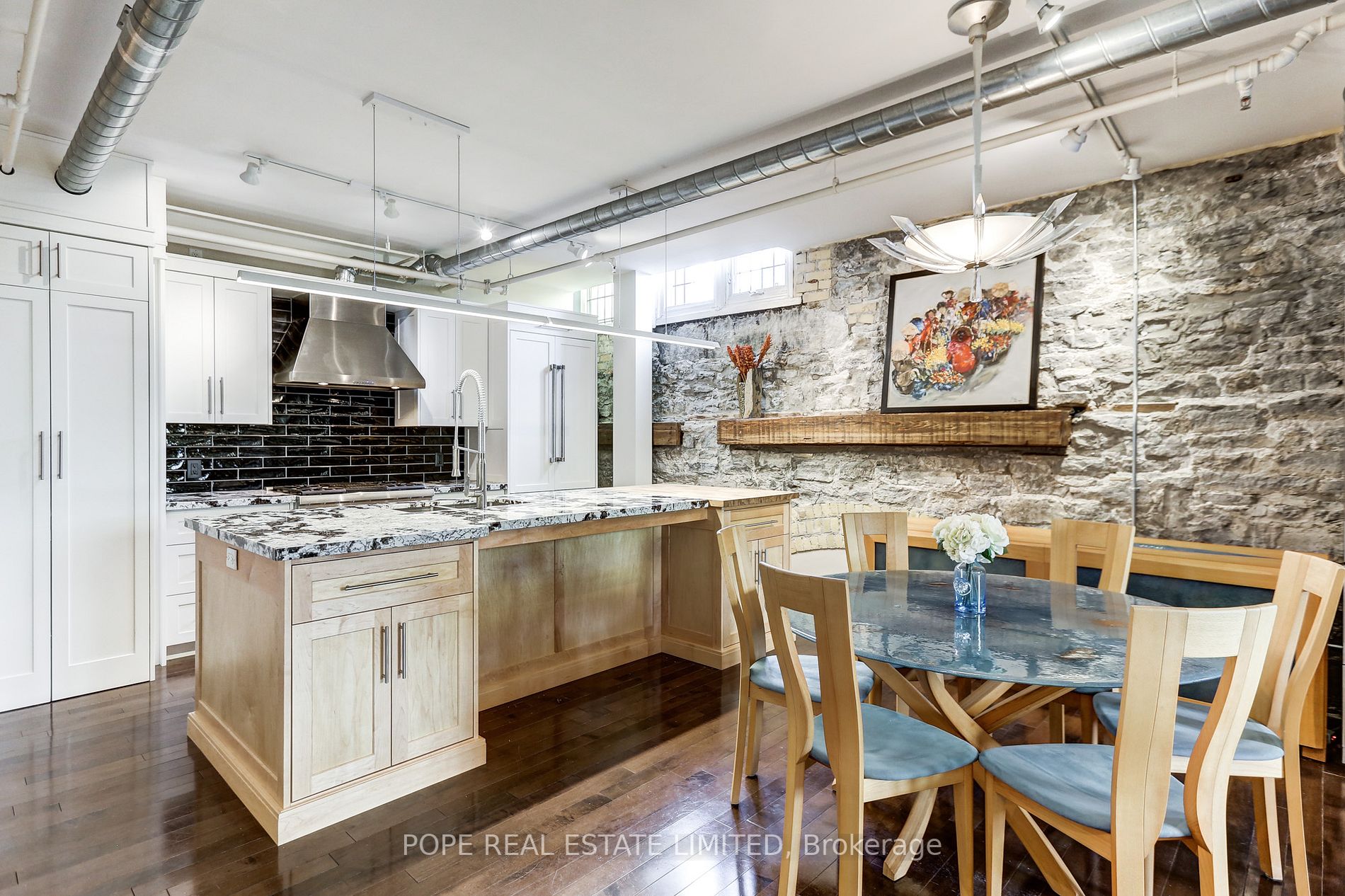 384 Sunnyside Ave, #202