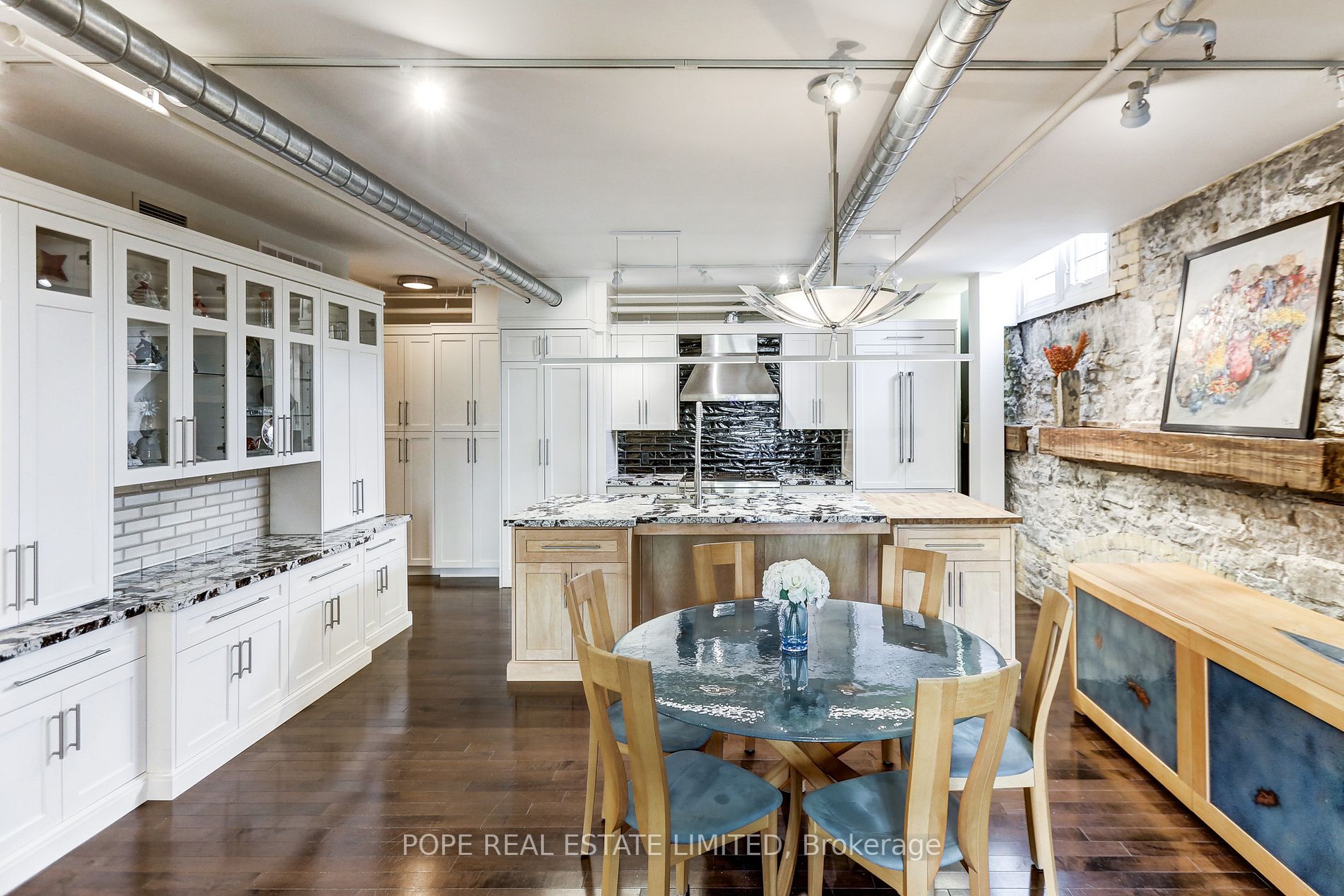 384 Sunnyside Ave, #202