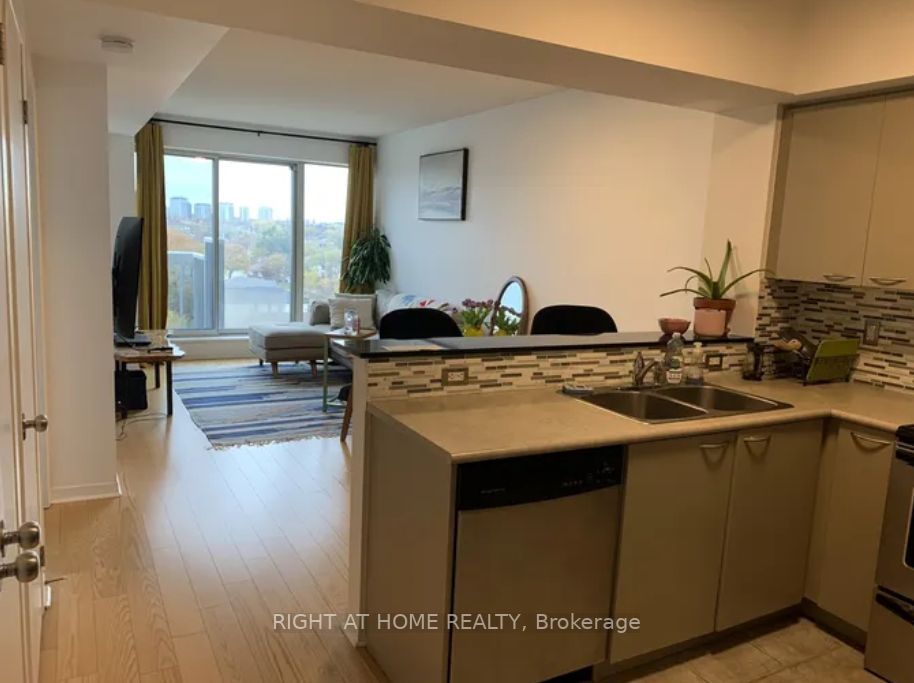 1050 The Queensway Ave, #808