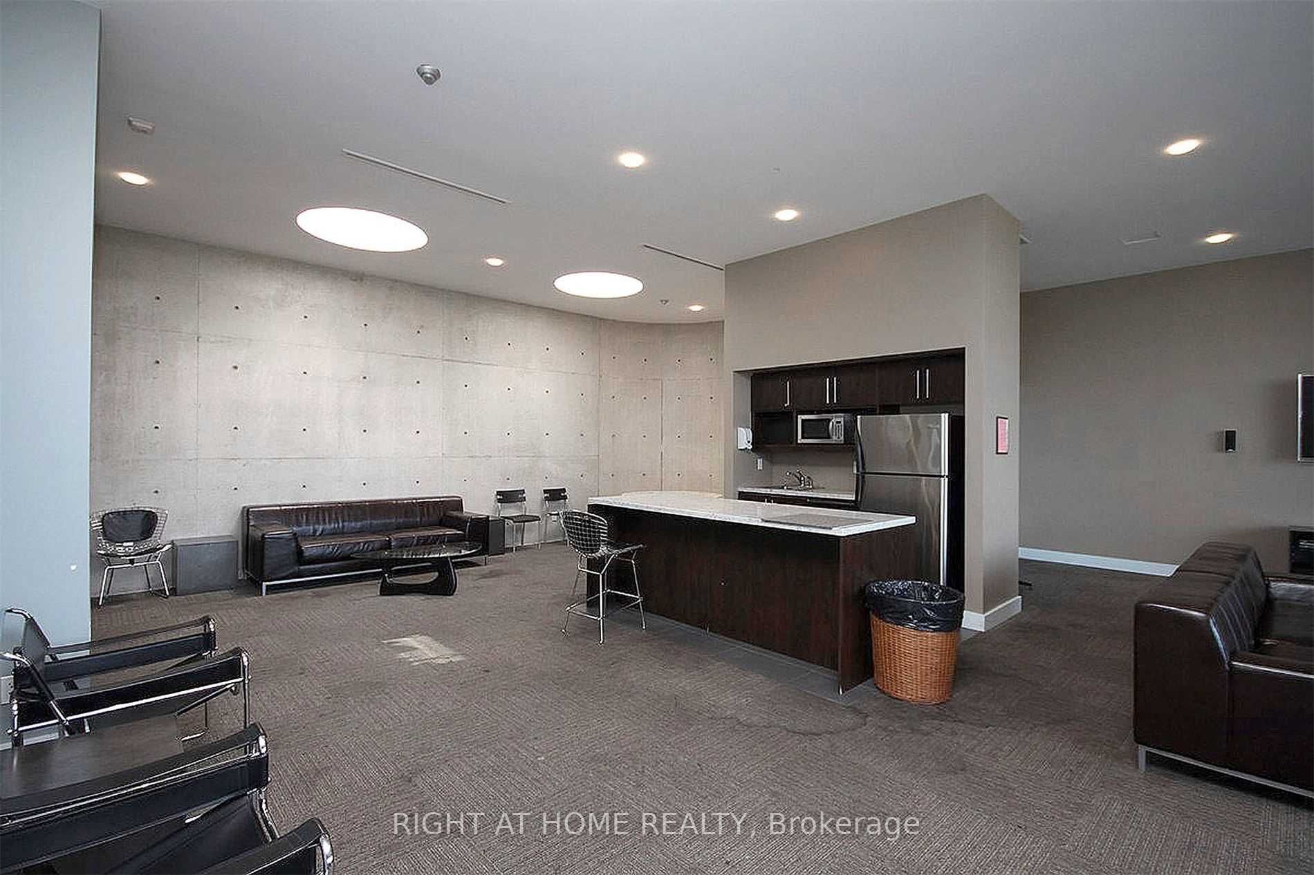 1050 The Queensway Ave, #808