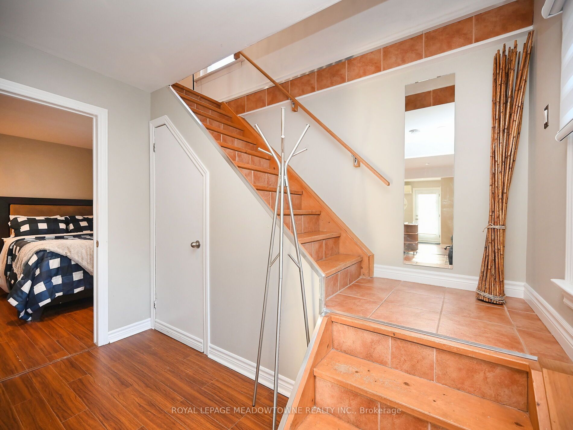 87 Court St S