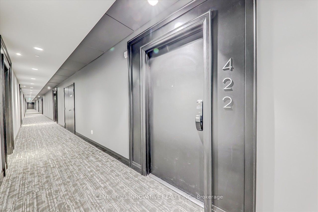 95 Dundas St W, #422