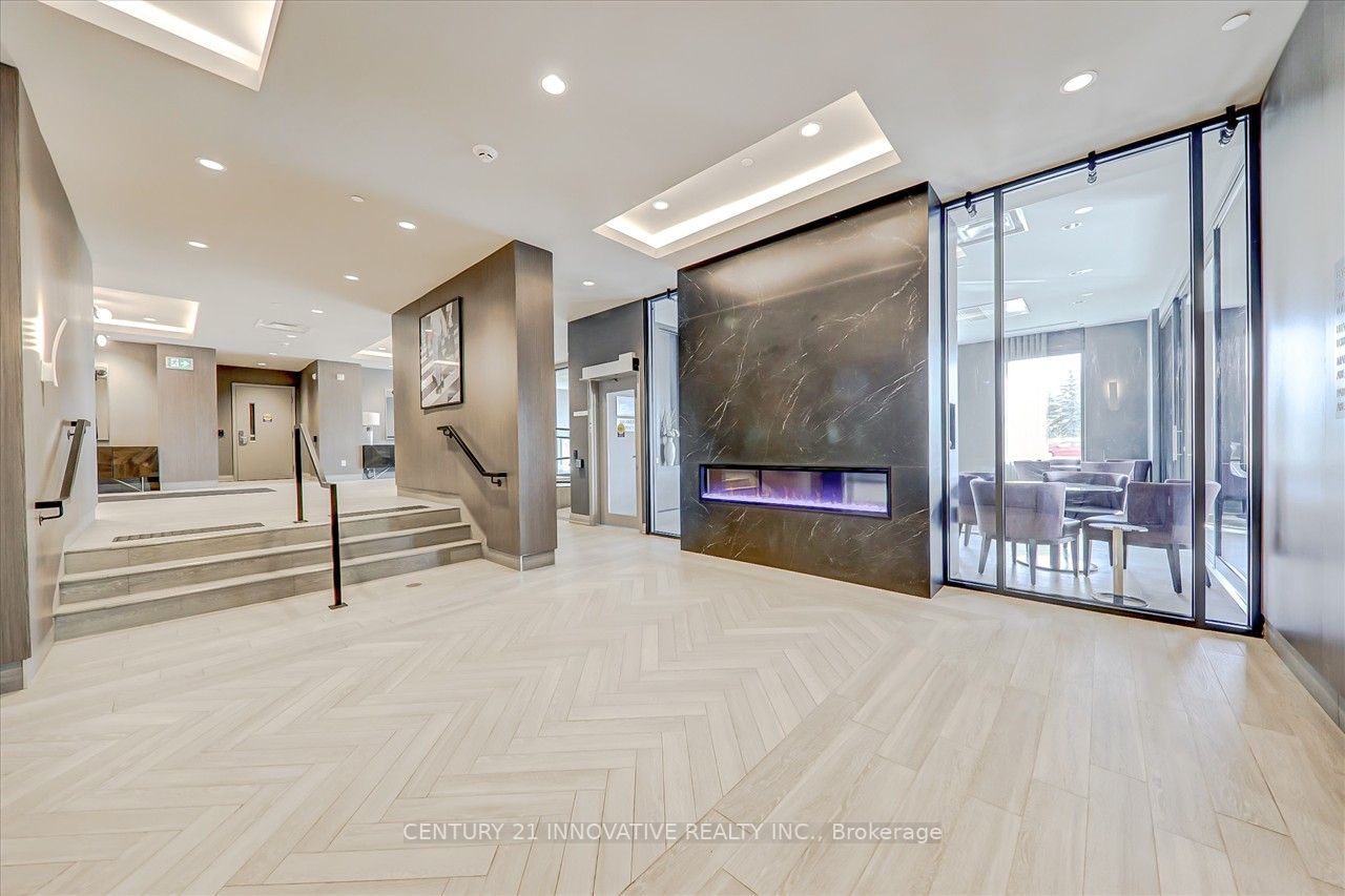 95 Dundas St W, #422