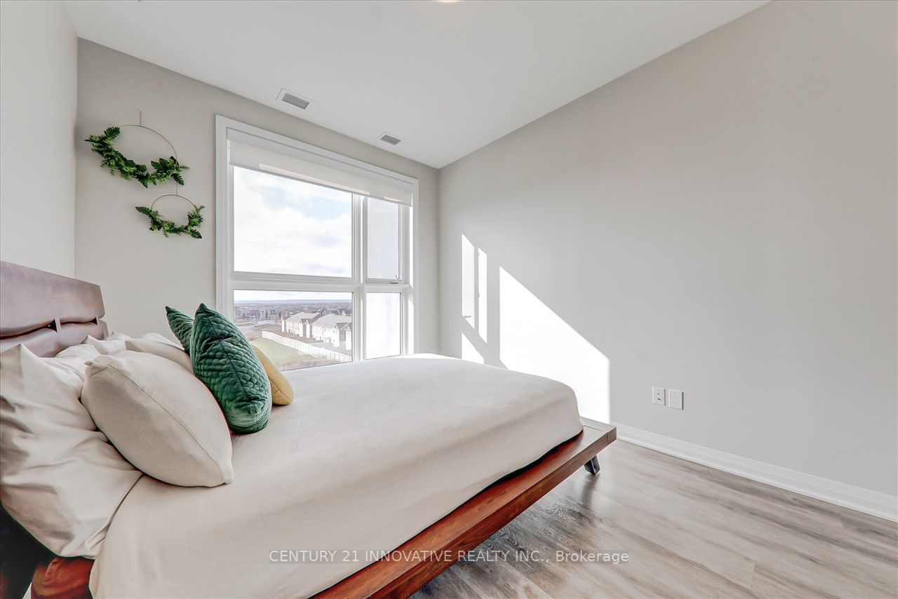 95 Dundas St W, #422